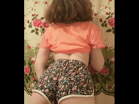 ❤️ Sexet ung babe laver en striptease ved at filme sine shorts på kamera ❤️❌ Fucking video at da.it-com.top