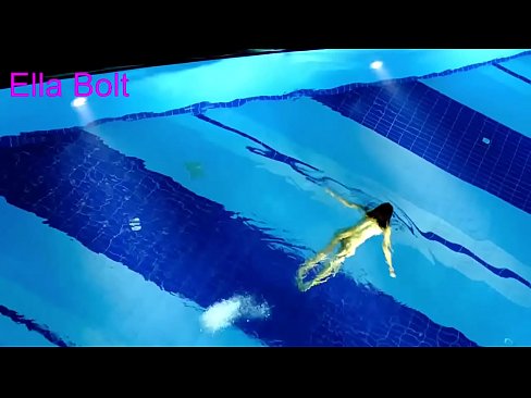 ❤️ Jeg kan ikke stoppe med at se, ung blondine fanget i at svømme nøgen i ELLA BOLT resort pool ❤️❌ Fucking video at da.it-com.top